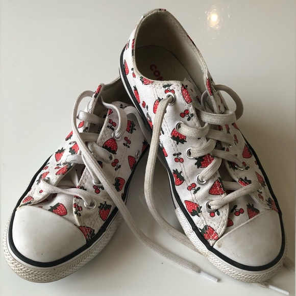 Kids strawberry converse size 2 - Picture 1 of 6